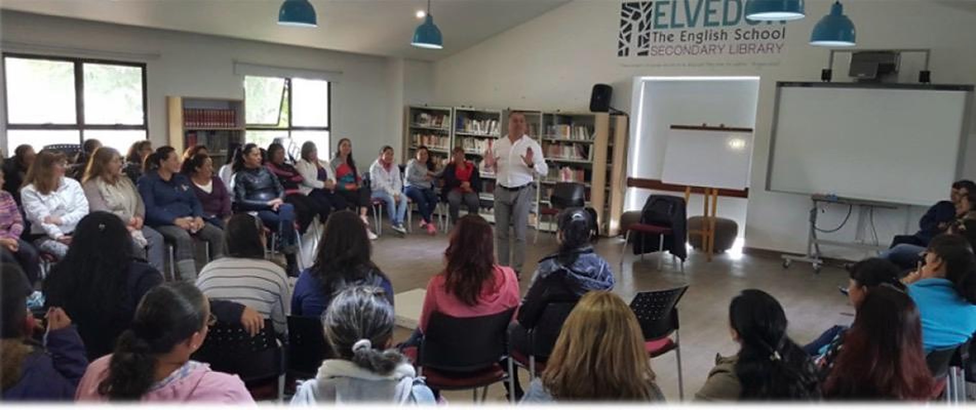 Juan dando una charla frente a un grupo
